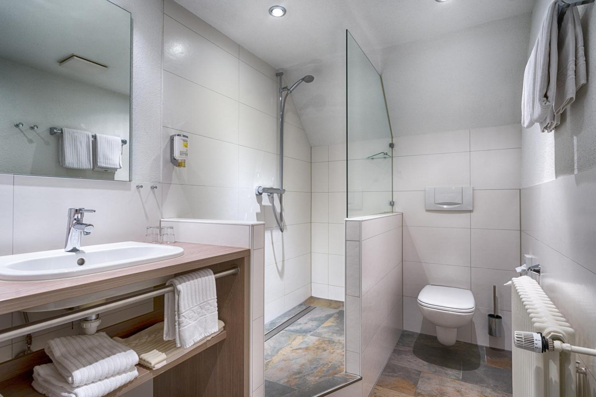 Hotel Zum Loewen - Unteres Wirtshaus Titisee-Neustadt Ngoại thất bức ảnh